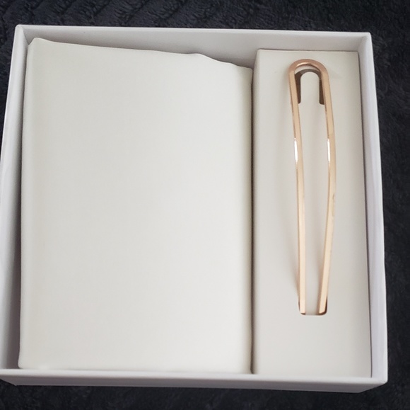 Hair - Picture 3 of 4